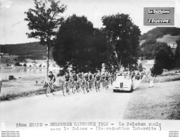 TOUR DE FRANCE 1952 LE PELOTON ROULE VERS LA SUISSE 9ème ETAPE PHOTO DE PRESSE ARGENTIQUE FORMAT 20 X 15 CM - Sports