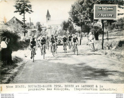 TOUR DE FRANCE 1952 ROBIC ET LAUREDI A LA POURSUITE DES ECHAPPES 5ème ETAPE PHOTO DE PRESSE ARGENTIQUE FORMAT 20 X 15 CM - Sports