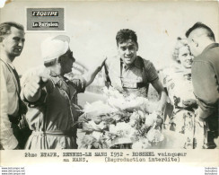 TOUR DE FRANCE 1952 ROSSEEL VAINQUEUR AU MANS  2ème ETAPE PHOTO DE PRESSE ARGENTIQUE FORMAT 20 X 15 CM - Sports