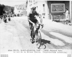 TOUR DE FRANCE 1952 PEREZ ECHAPPE COL DE LA GROSSE PIERRE  8ème ETAPE PHOTO DE PRESSE ARGENTIQUE FORMAT 20 X 15 CM - Sport