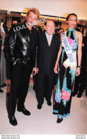 JOHNNY HALLYDAY AVEC MISS FRANCE 2000 PHOTO DE PRESSE ANGELI 24 X 18 CM - Personalidades Famosas