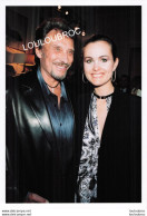 JOHNNY HALLYDAY ET LAETICIA  AU SALON ROGER VIVIER 03/2004 PHOTO DE PRESSE ANGELI 24 X 18 CM - Personalidades Famosas