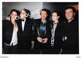 JOHNNY HALLYDAY AVEC LAETICIA ET LE PRINCE PHILIBERT DE SAVOIE 03/2004 PHOTO DE PRESSE ANGELI 24 X 18 CM - Personalidades Famosas