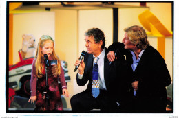 PATRICK SEBASTIEN ET SON ECOLE DES FANS PIERRE PERRET ET UNE JEUNE PARTICIPANTE 28 DECEMBRE 2002 PHOTO DE PRESSE ANGELI - Famous People