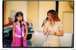 PATRICK SEBASTIEN ET SON ECOLE DES FANS  AXELLE RED ET UNE JEUNE PARTICIPANTE  28 DECEMBRE 2002 PHOTO DE PRESSE ANGELI - Famous People