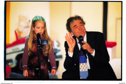 PATRICK SEBASTIEN ET SON ECOLE DES FANS  PIERRE PERRET ET UNE JEUNE PARTICIPANTE 28 DECEMBRE 2002 PHOTO DE PRESSE ANGELI - Famous People