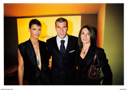 INAUGURATION CARTIER SUR LES CHAMPS ELYSEES LINDA EVANGELISTA ZINEDINE ET VERONIQUE ZIDANE PHOTO DE PRESSE ANGELI - Personalidades Famosas