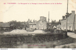 RARE  50 VALOGNES LE BOURGNEUF ET LE PASSAGE A NIVEAU DU CHEMIN DE FER DE BARFLEUR - Valognes