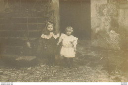 CARTE PHOTO NON IDENTIFIEE REPRESENTANT  2 PETITES FILLES AVEC DES RUBANS DANS LES CHEVEUX - To Identify