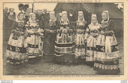 UN GRAND PARDON BRETON STE ANNE LA PALUD LES FEMMES MARIEES PORTANT LA STATUE DE STE ANNE LA PALUD A LA PROCESSION - People