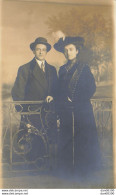 CARTE PHOTO NON IDENTIFIEE REPRESENTANT  UN COUPLE A L'AIR AUSTERE POSANT DANS UN STUDIO - To Identify