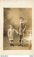 CARTE PHOTO NON IDENTIFIEE REPRESENTANT  2 ENFANTS JULES ET RAYMONDE POSANT DANS UN STUDIO PHOTO - To Identify