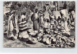 Mali - BAMAKO - Marchand De Calebasses Au Grand Marché - PETITS TROUS D'ÉPINGLES À CHAQUE ANGLES - Ed. Photo Hall 20 - Mali