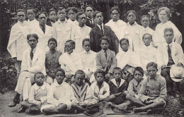 Madagascar - AMBOHIJATOVO - Mme. Quétin Et Un Groupe D'internes De L'École - Ed. Société Des Missions Évangéliques  - Madagascar