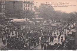 PARIS CATASTROPHE DU METROPOLITAIN LA FOULE ATTENDANT LA SORTIE DES CORPS - Pariser Métro, Bahnhöfe