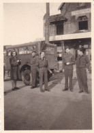 NORD BETTIGNIES MILITAIRES (NOMS AU DOS) EN TENUE ANGLAISE DEVANT L HOTEL RESTAURANT DES DOUANES 1946 - Guerra, Militares