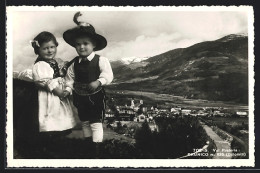 Cartolina Brunico, Ortsansicht Und Kinder In Tracht  - Andere & Zonder Classificatie