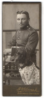 Fotografie F. Schwarz, Marienburg, Einjährig-freiwilliger Soldat Artur Hintzig In Uniform Rgt. 152 Mit Seinem Diensth  - Krieg, Militär