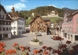 11862372 Sarnen Dorfplatz Mit Rathaus Brunnen Und Landenberg Sarnen - Autres & Non Classés