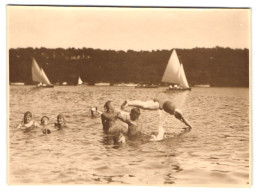 2 Fotografien Badespass, Bademode, Junge Menschen Spielen Im Wasser Und Geben Sprunghilfe, Köpper  - Other & Unclassified