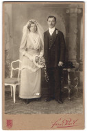 Fotografie Franz Riedl, Wien, Junges Hochzeitspaar Im Brautkleid Und Im Anzug, Brautstrauss  - Personas Anónimos