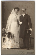 Fotografie Rudolf Kahl, München, Ehepaar Im Hochzeitskleid Und Im Anzug Mit Zylinder  - Personnes Anonymes
