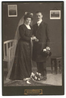 Fotografie Julius Einsiedel, München, Wienerplatz 2, Bayer. Hochzeitspaar Schönwetter Im Schwarzen Brautkleid Und An  - Personas Anónimos