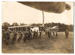 Fotografie Unbekannter Fotograf Und Ort, Soldaten Lufstschiffer Halten Zeppelin Am Boden  - Luftfahrt