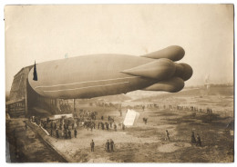 Fotografie Unbekannter Fotograf Und Ort, Zeppelin Clément-Bayard Luftschiff Wird In Zeppelinhalle Befördert  - Luftfahrt