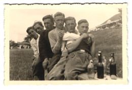 Fotografie Unbekannter Fotograf Und Ort, Sechs Junge Männer Posieren Eng Umschlungen Mit Bierflaschen, Volksfest  - Sonstige & Ohne Zuordnung
