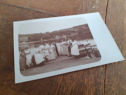 FRAUEN In DEUTSCHLAND DAZUMAL - 1913 - ADRETTE JUNGE Und AELTERE DAMEN Auf STEG Am SEE In POSE - MODE - NAMEN - Personnes Anonymes