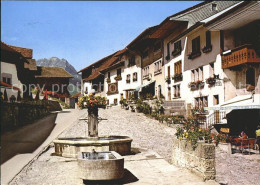 11856614 Gruyeres FR Dorfpartie Mit Brunnen Gruyeres - Andere & Zonder Classificatie