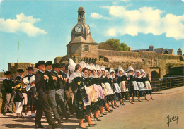 CONCARNEAU Cercle Celtique "ar Roue Dou Glas" Dansons Devant Le Beffroi De La Ville Close 16(scan Recto Verso)MF2724 - Concarneau