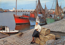 LES SABLES D' OLONNE Jolie Sablaises Coiffes Et Costumes La Nouvelle Criée   31 (scan Recto Verso)MF2758BIS - Sables D'Olonne