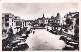 03 - Allier -  VICHY -  Nouvelle Place De La Poste Et Vue Sur L'hotel De Ville - Vichy