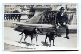 Carte Photo D'un HOMME  élégant Avec Ces Deux Chien Devant Une Fontaine Dans Une Ville Vers 1940 - Anonyme Personen