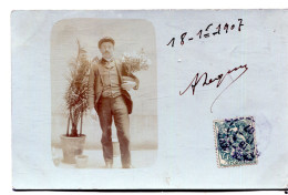 Carte Photo D'un Homme élégant Posant Dans La Cour De Sa Maison En 1907 - Anonyme Personen