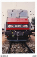 PHOTO TRAINS Wagon Machine Locomotive Electrique SYBIC SNCF BB 26070 De Face Non Datée - Eisenbahnen