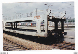 PHOTO TRAINS Wagon Porte Autos De La STVA Non Datée Rame Banlieue à étage Au Fond - Treni