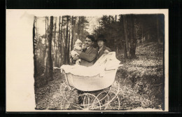 Foto-AK Paar Mit Baby Und Kinderwagen  - Autres & Non Classés