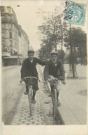 Carte Photo A Identifier - Deux Amis En Promenade A Vélo. Souvenir D'un Départ - Da Identificare