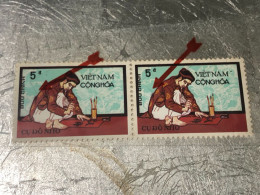 VIET NAM SOUTH STAMPS (ERROR Printed Deviate FONT 1972-5 Dong)2 STAMPS Vyre Rare - Vietnam