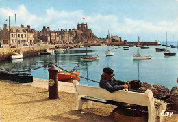 50  BARFLEUR  Le  Port Et Un Pêcheur Réparant Ses Casiers  42 (scan Recto Verso)MF2775VIC - Barfleur