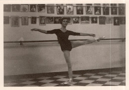 Carte Photo D'une Jeune Femme élégante Faisant De La Danse Dans Une Salle De Danse - Anonieme Personen
