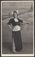 Volendam 1950 Paesi Bassi, Donna In Costume Tipico Del Luogo, Fotografia Vintage - Plaatsen