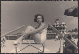 Lido Di Venezia 1950, Stabilimento Balneare, Pin-up, Donna In Costume Fotografia - Plaatsen