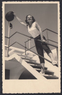 San Benedetto Del Tronto 1950, Pin-up, Giovane Donna Sulle Scale, Foto Vintage - Plaatsen