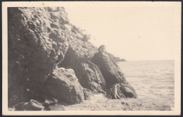 San Fruttuoso Di Camogli (GE) 1951, Donna Appoggiata Sulle Rocce, Foto Vintage - Plaatsen