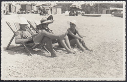 Finale Ligure 1950, Scena Tipica In Spiaggia, Fotografia Epoca, Vintage Photo - Plaatsen