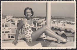 San Benedetto Del Tronto 1950, Pin-up Donna In Costume Seduta Su Muretto, Foto - Plaatsen